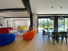 In SAINT MAXIMIN (30) Splendid property of 280 m², 5 min from Uzès close to all amenities, on a fenced and wooded plot of approximately 1,600 m²!