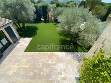 In SAINT MAXIMIN (30) Splendid property of 280 m², 5 min from Uzès close to all amenities, on a fenced and wooded plot of approximately 1,600 m²!