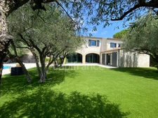In SAINT MAXIMIN (30) Splendid property of 280 m², 5 min from Uzès close to all amenities, on a fenced and wooded plot of approximately 1,600 m²!