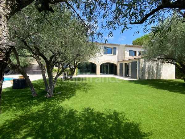 À SAINT MAXIMIN (30) Splendide propriété de 280 m², à 5 min d’Uzès proche de toutes commodités, sur un terrain clos et arboré d’environ 1 600 m² !