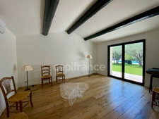 In SAINT MAXIMIN (30) Splendid property of 280 m², 5 min from Uzès close to all amenities, on a fenced and wooded plot of approximately 1,600 m²!