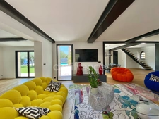 In SAINT MAXIMIN (30) Splendid property of 280 m², 5 min from Uzès close to all amenities, on a fenced and wooded plot of approximately 1,600 m²!