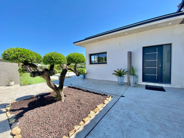 Maison à vendre proche d'UZES (30) Superbe villa contemporaine de plain-pied avec piscine, 5 chambres 