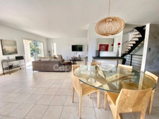 UZES (30) Beautiful house of 200 m2 with 5 bedrooms, swimming-pool, pool-house and view