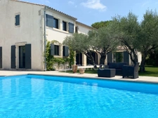In SAINT MAXIMIN (30) Splendid property of 280 m², 5 min from Uzès close to all amenities, on a fenced and wooded plot of approximately 1,600 m²!