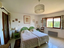 For sale – Property with panoramic view and stone outbuilding, 5 minutes from Uzès