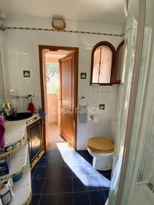 For sale – Property with panoramic view and stone outbuilding, 5 minutes from Uzès
