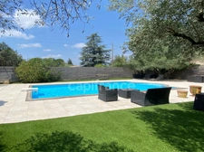 In SAINT MAXIMIN (30) Splendid property of 280 m², 5 min from Uzès close to all amenities, on a fenced and wooded plot of approximately 1,600 m²!