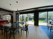 In SAINT MAXIMIN (30) Splendid property of 280 m², 5 min from Uzès close to all amenities, on a fenced and wooded plot of approximately 1,600 m²!