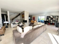 UZES (30) Beautiful house of 200 m2 with 5 bedrooms, swimming-pool, pool-house and view