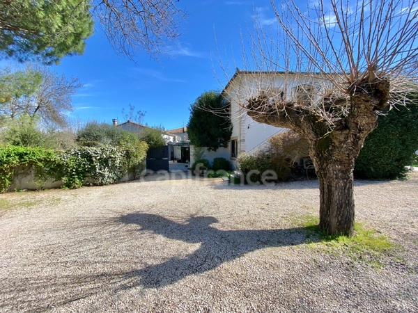 Domaine de Caractère d'environ 420 m2 avec possibilité d’activité de chambres d’hôtes et de gîtes ou potentiel familial !