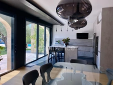 In SAINT MAXIMIN (30) Splendid property of 280 m², 5 min from Uzès close to all amenities, on a fenced and wooded plot of approximately 1,600 m²!