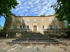 Dpt Gard (30), à vendre dans le Gard, propriété viticole en AOP Côtes du Rhône sur 25 hectares avec Château du XVème siècle.