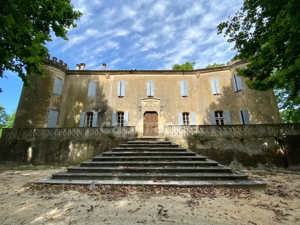 Dpt Gard (30), à vendre dans le Gard, propriété viticole en AOP Côtes du Rhône sur 25 hectares avec Château du XVème siècle.