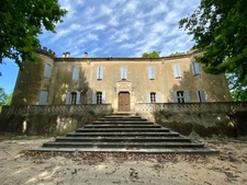 Dpt Gard (30), à vendre dans le Gard, propriété viticole en AOP Côtes du Rhône sur 25 hectares avec Château du XVème siècle.