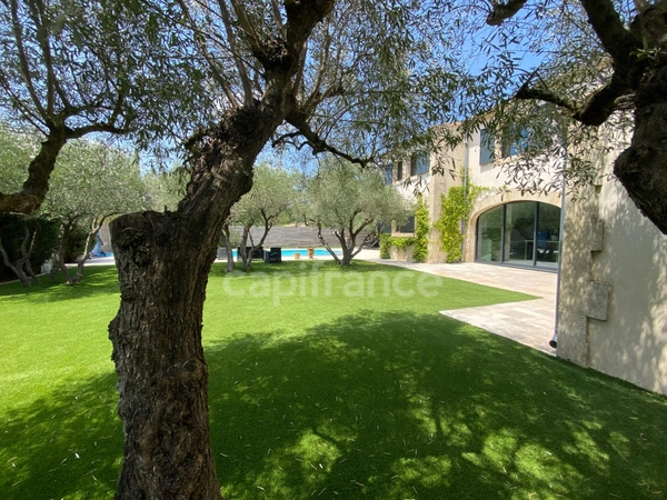 À SAINT MAXIMIN (30) Splendide propriété de 280 m², à 5 min d’Uzès proche de toutes commodités, sur un terrain clos et arboré d’environ 1 600 m² !