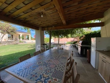 UZES (30) Beautiful house of 200 m2 with 5 bedrooms, swimming-pool, pool-house and view