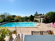 For sale – Property with panoramic view and stone outbuilding, 5 minutes from Uzès