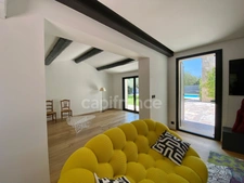 In SAINT MAXIMIN (30) Splendid property of 280 m², 5 min from Uzès close to all amenities, on a fenced and wooded plot of approximately 1,600 m²!