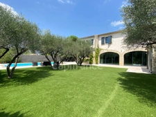 In SAINT MAXIMIN (30) Splendid property of 280 m², 5 min from Uzès close to all amenities, on a fenced and wooded plot of approximately 1,600 m²!