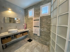 UZES (30) Beautiful house of 200 m2 with 5 bedrooms, swimming-pool, pool-house and view