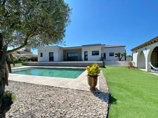 Maison à vendre proche d'UZES (30) Superbe villa contemporaine de plain-pied avec piscine, 5 chambres 