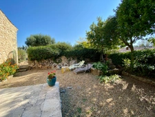 For sale – Property with panoramic view and stone outbuilding, 5 minutes from Uzès