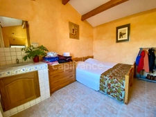 For sale – Property with panoramic view and stone outbuilding, 5 minutes from Uzès