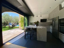 In SAINT MAXIMIN (30) Splendid property of 280 m², 5 min from Uzès close to all amenities, on a fenced and wooded plot of approximately 1,600 m²!