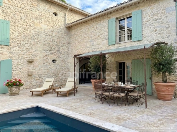 Á UZES (30) Propriété d’Exception à Deux Pas de la Place aux Herbes