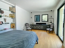In SAINT MAXIMIN (30) Splendid property of 280 m², 5 min from Uzès close to all amenities, on a fenced and wooded plot of approximately 1,600 m²!