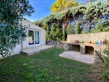UZES (30) Beautiful house of 200 m2 with 5 bedrooms, swimming-pool, pool-house and view