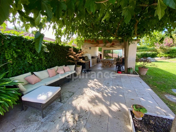 À UZES (30) Splendide maison avec vue de 200 m2 avec 5 chambres, piscine, pool-house. Au calme !