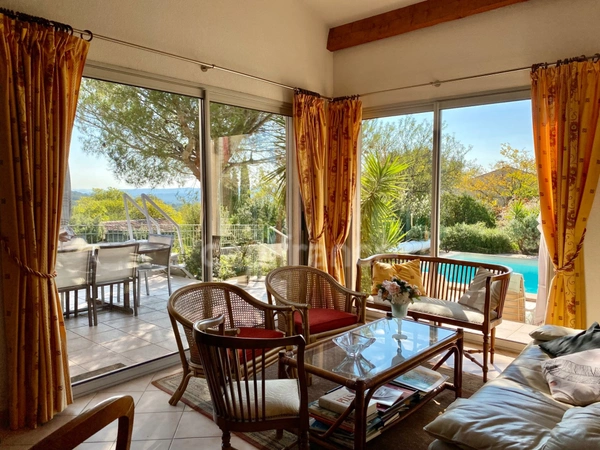 À vendre – Propriété avec vue panoramique et dépendance en pierre, à 5 min d’Uzès