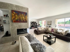 UZES (30) Beautiful house of 200 m2 with 5 bedrooms, swimming-pool, pool-house and view