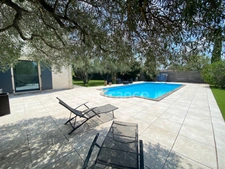 In SAINT MAXIMIN (30) Splendid property of 280 m², 5 min from Uzès close to all amenities, on a fenced and wooded plot of approximately 1,600 m²!