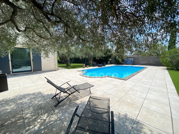 À SAINT MAXIMIN (30) Splendide propriété de 280 m², à 5 min d’Uzès proche de toutes commodités, sur un terrain clos et arboré d’environ 1 600 m² !