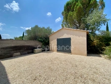 In SAINT MAXIMIN (30) Splendid property of 280 m², 5 min from Uzès close to all amenities, on a fenced and wooded plot of approximately 1,600 m²!