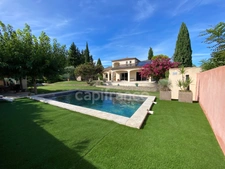UZES (30) Beautiful house of 200 m2 with 5 bedrooms, swimming-pool, pool-house and view