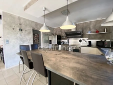 UZES (30) Beautiful house of 200 m2 with 5 bedrooms, swimming-pool, pool-house and view