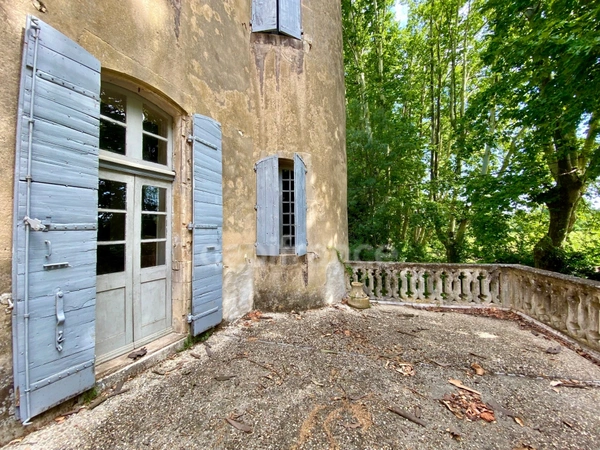 Dpt Gard (30), à vendre dans le Gard, propriété viticole en AOP Côtes du Rhône sur 25 hectares avec Château du XVème siècle.