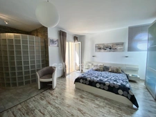UZES (30) Beautiful house of 200 m2 with 5 bedrooms, swimming-pool, pool-house and view