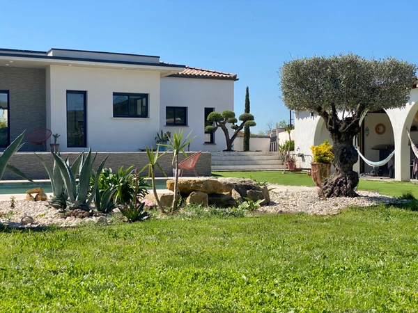 Maison à vendre proche d'UZES (30) Superbe villa contemporaine de plain-pied avec piscine, 5 chambres 