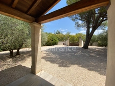 In SAINT MAXIMIN (30) Splendid property of 280 m², 5 min from Uzès close to all amenities, on a fenced and wooded plot of approximately 1,600 m²!