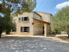In SAINT MAXIMIN (30) Splendid property of 280 m², 5 min from Uzès close to all amenities, on a fenced and wooded plot of approximately 1,600 m²!