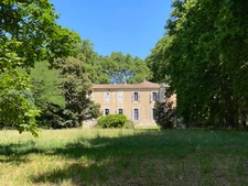 Dpt Gard (30), à vendre dans le Gard, propriété viticole en AOP Côtes du Rhône sur 25 hectares avec Château du XVème siècle.