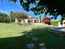 UZES (30) Beautiful house of 200 m2 with 5 bedrooms, swimming-pool, pool-house and view
