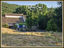 À 10 MINUTES DE SAINT-CHINIAN – MAISON DE CARACTÈRE DE 200 M² AVEC TERRAIN DE 2 400 M², TERRASSE ET FORT POTENTIEL