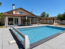 VILLA AVEC PISCINE DÉPENDANCES HABITABLES ET PARC ARBORÉ