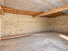 MAISON DE CARACTÈRE EN PIERRE AVEC VASTE TERRAIN CLOS